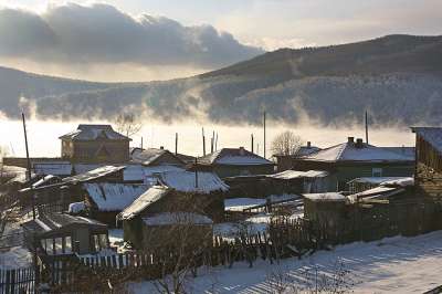 За теми домишками Байкал варит погоду. Фото: AFP.